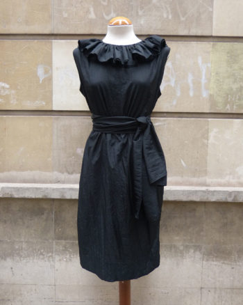 Vestido saco con cuello de volantes 1980s Black Sack Coctail Dress